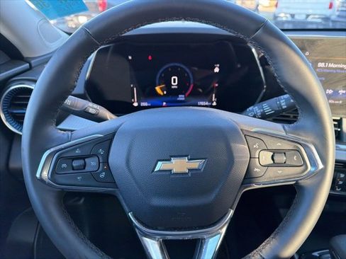 Used 2025 Chevrolet Trax LT w/ LT Convenience Package image 32