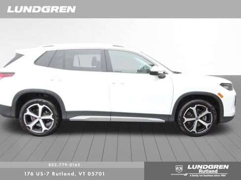 Used 2025 Volkswagen Tiguan SE w/ Panoramic Sunroof Package AWD/4WD image 3