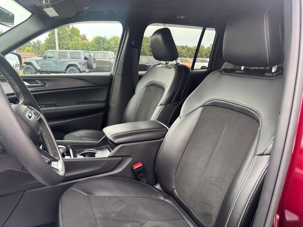 Used 2025 Jeep Grand Cherokee Altitude AWD/4WD image 12