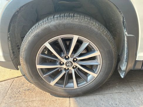 Used 2019 Toyota Highlander XLE AWD/4WD image 11