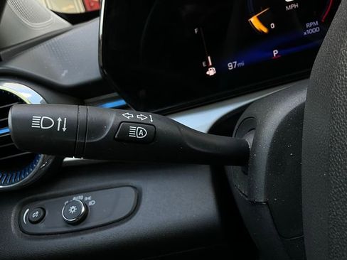 Used 2025 Chevrolet Trax LT FWD image 33