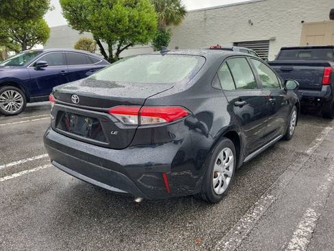 Used 2022 Toyota Corolla LE image 3