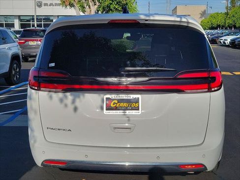 Certified 2025 Chrysler Pacifica Select FWD image 3