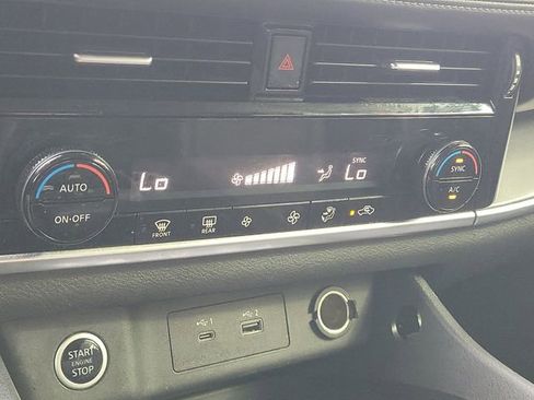 Used 2021 Nissan Rogue SV image 28