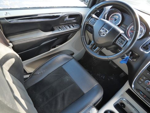 Used 2017 Dodge Grand Caravan SXT image 9