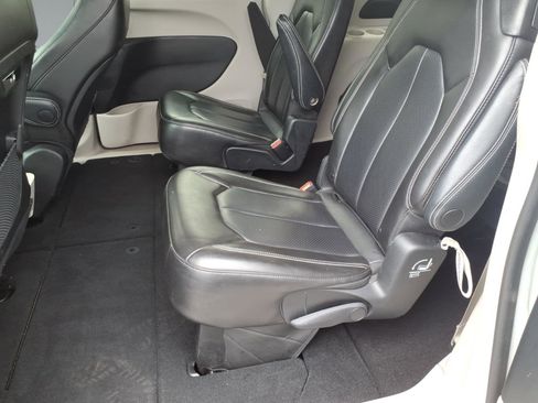 Used 2023 Chrysler Pacifica Touring-L image 7