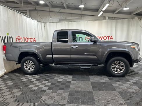 Used 2017 Toyota Tacoma SR5 w/ Tow Package AWD/4WD image 10
