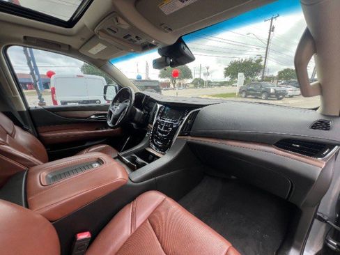 Used 2018 Cadillac Escalade Luxury AWD/4WD image 26