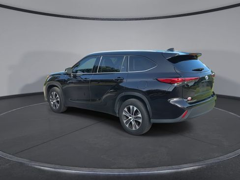 Used 2022 Toyota Highlander XLE FWD image 6