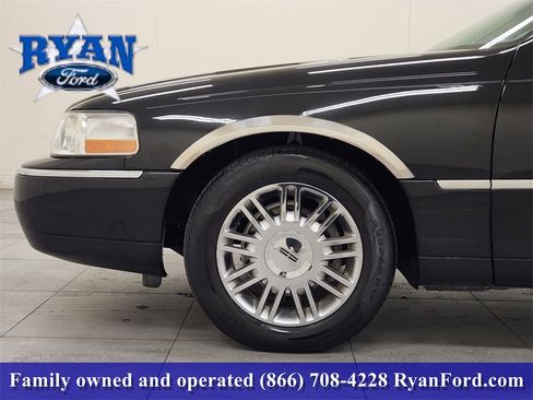 Used 2008 Lincoln Town Car Signature Limited image 5