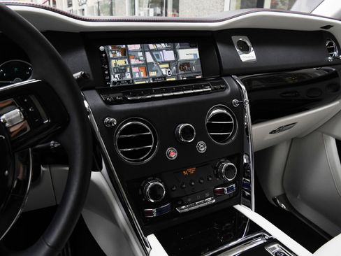 Used 2023 Rolls-Royce Cullinan w/ Cullinan Package image 16