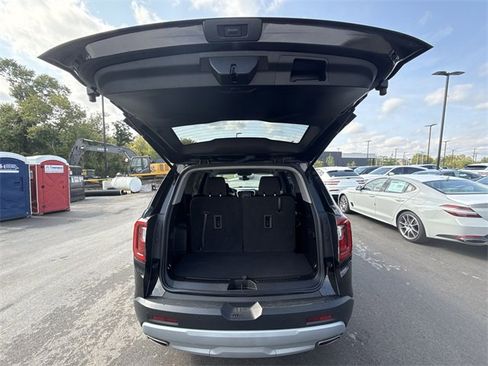 Used 2023 GMC Acadia SLE image 23