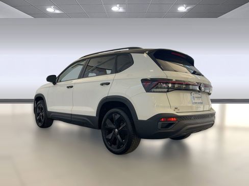 New 2026 Volkswagen Taos SE image 3