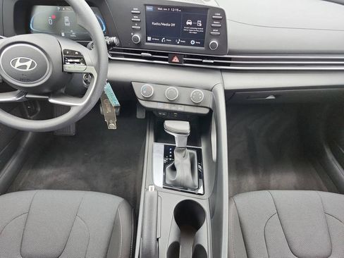 Certified 2024 Hyundai Elantra SE FWD image 17