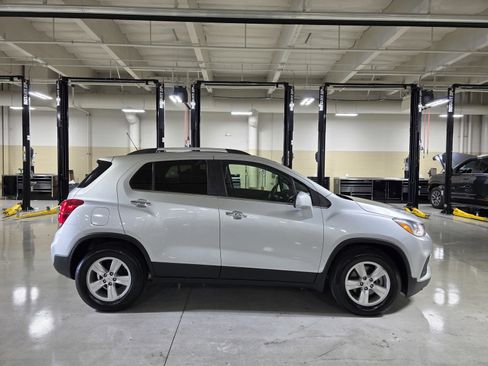 Used 2019 Chevrolet Trax LT w/ LT Convenience Package image 8