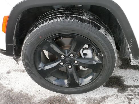 Used 2023 Jeep Grand Cherokee L Limited w/ Black Appearance Package image 15