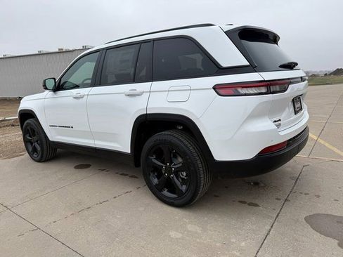 New 2025 Jeep Grand Cherokee Laredo image 7