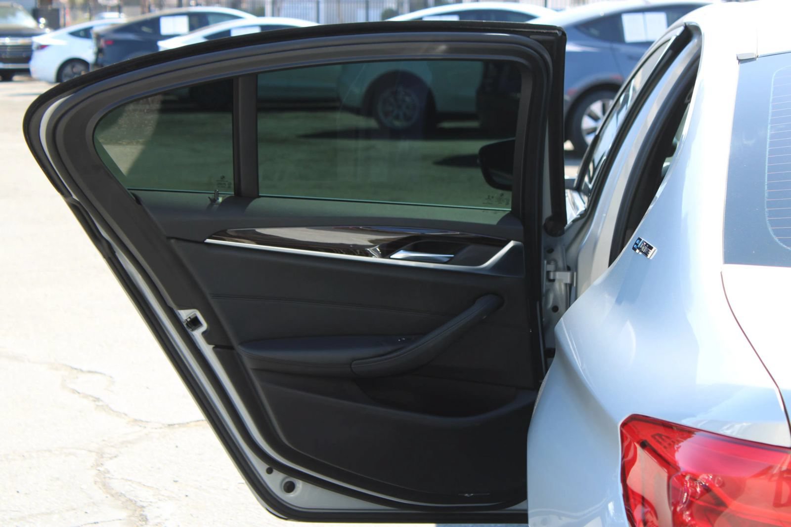 Used 2019 BMW 530e w/ Premium Package RWD image 8