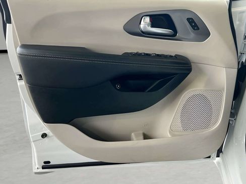 Used 2024 Chrysler Pacifica Limited FWD image 22