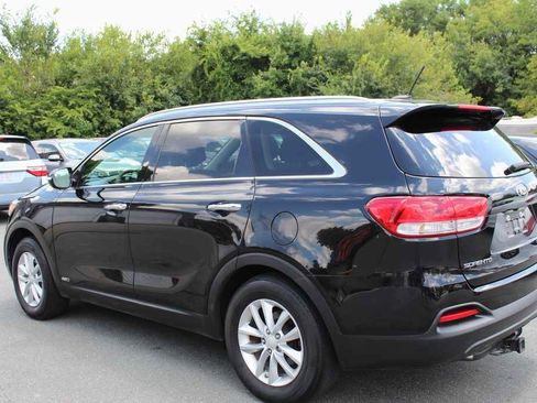 Used 2017 Kia Sorento LX image 9