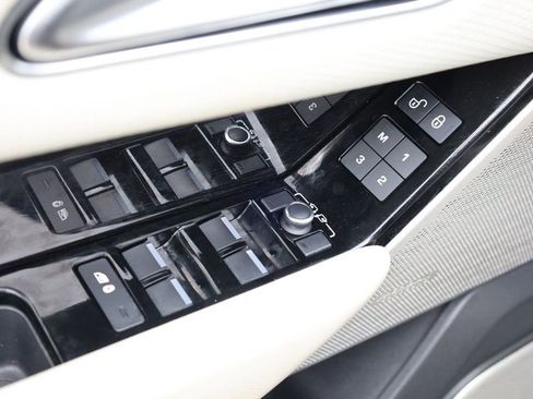 Used 2019 Land Rover Range Rover Velar R-Dynamic SE image 35