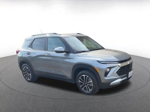 Used 2025 Chevrolet TrailBlazer LT image 3