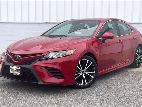Used 2020 Toyota Camry SE image 2