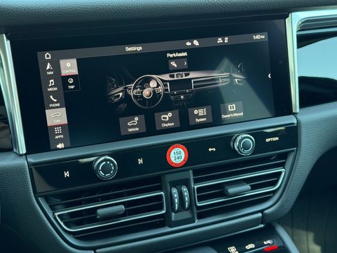 Used 2025 Porsche Macan image 21