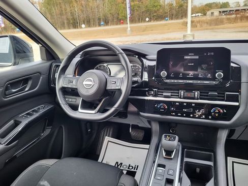 Used 2025 Nissan Pathfinder SV image 16