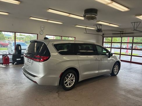 Certified 2024 Chrysler Pacifica Touring-L FWD image 42
