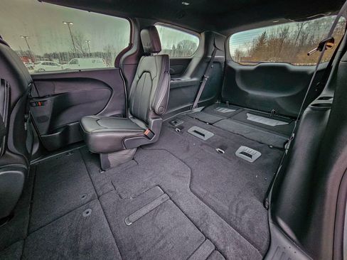 New 2026 Chrysler Pacifica Select image 35