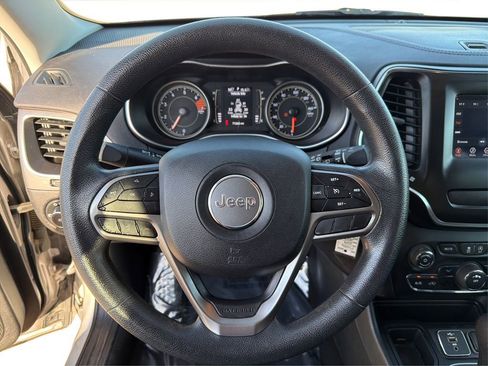 Used 2019 Jeep Cherokee Latitude w/ Popular Appearance Group FWD image 18