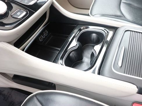 Used 2023 Chrysler Pacifica Limited image 17