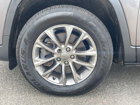 Used 2019 Jeep Cherokee Latitude Plus w/ Comfort/Convenience Group AWD/4WD image 11