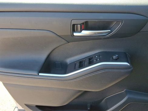 Used 2024 Toyota Highlander XLE image 13