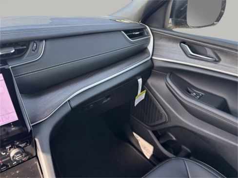 New 2025 Jeep Grand Cherokee L Limited image 13