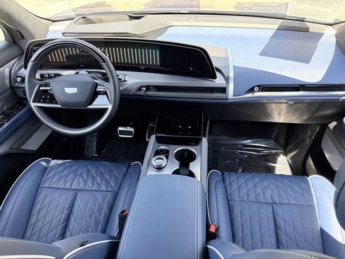 Used 2026 Cadillac Vistiq Premium Luxury w/ LPO, Floor Liner Package AWD/4WD image 15