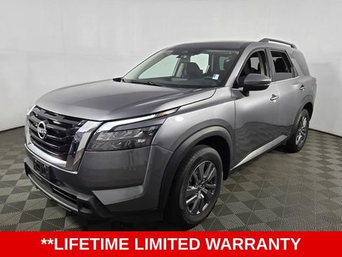 Used 2025 Nissan Pathfinder SV FWD image 3