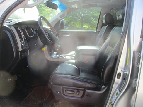 Used 2010 Toyota Tundra Limited image 16