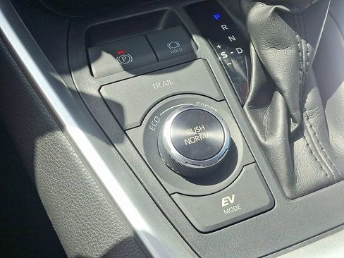 Certified 2021 Toyota RAV4 XLE w/ Convenience Package AWD/4WD image 28