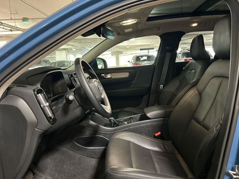 Used 2025 Volvo XC40 B5 Core image 10