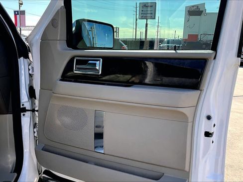 Used 2017 Lincoln Navigator Select image 21