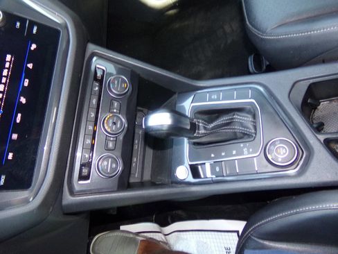 Used 2021 Volkswagen Tiguan SE image 53