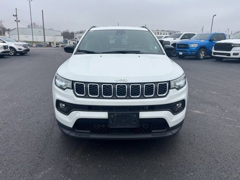 Used 2024 Jeep Compass Latitude image 2