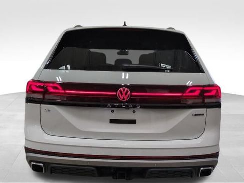 Used 2025 Volkswagen Atlas Peak Edition SE AWD/4WD image 33