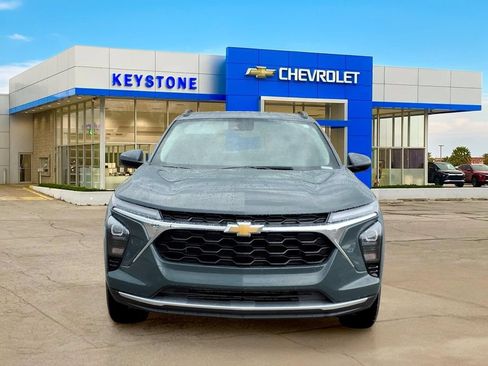 Used 2025 Chevrolet Trax LT FWD image 2