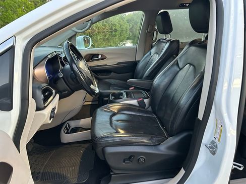 Used 2018 Chrysler Pacifica Touring-L image 15