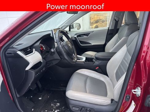 Used 2022 Toyota RAV4 XLE Premium image 5