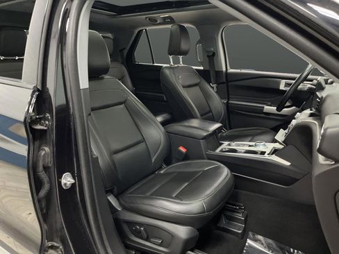 Used 2023 Ford Explorer XLT image 30