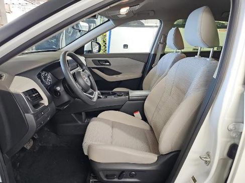 Used 2023 Nissan Rogue SV image 3